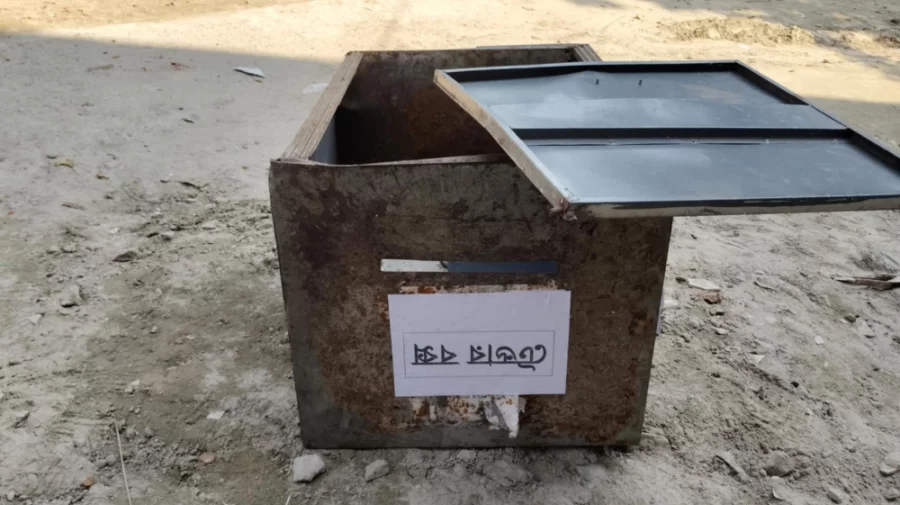 রাজশাহীতে ফাঁকা গুলি ছুড়ে টেন্ডার বাক্স লুট